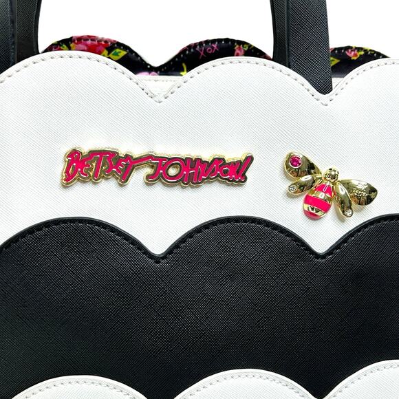Betsey Johnson Bee Tote Bag Purse Black & White Scallop Logo Statement Handbag - Picture 3 of 16